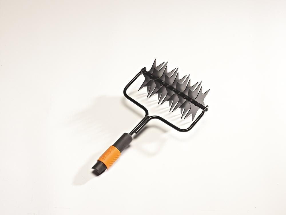 Prevzdušňovač Fiskars trávníku